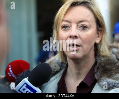 La directrice de Michael Schmacher, Sabine Khem, s'adresse aux journalistes devant l'hôpital CHU de Grenoble le 1er janvier 2014, où la légende de la Formule 1 a passé une troisième nuit à l'hôpital dans un coma provoqué après un accident de ski hors piste dans les Alpes françaises. Le pilote de course à la retraite est dans le coma depuis le 29 décembre 2013, quand il est tombé alors qu'il a ské hors-piste dans les Alpes françaises et a claqué sa tête sur un rocher. Le 31 décembre 2013, les médecins ont déclaré qu'il s'était légèrement amélioré, mais qu'il était encore dans un état critique. Photo de Vincent Dargent/ABACAPRESS.COM Banque D'Images