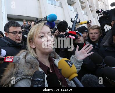 La directrice de Michael Schmacher, Sabine Khem, s'adresse aux journalistes devant l'hôpital CHU de Grenoble le 1er janvier 2014, où la légende de la Formule 1 a passé une troisième nuit à l'hôpital dans un coma provoqué après un accident de ski hors piste dans les Alpes françaises. Le pilote de course à la retraite est dans le coma depuis le 29 décembre 2013, quand il est tombé alors qu'il a ské hors-piste dans les Alpes françaises et a claqué sa tête sur un rocher. Le 31 décembre 2013, les médecins ont déclaré qu'il s'était légèrement amélioré, mais qu'il était encore dans un état critique. Photo de Vincent Dargent/ABACAPRESS.COM Banque D'Images