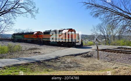 Train de marchandises BNSF traversant Keyes Summit, Missouri Banque D'Images