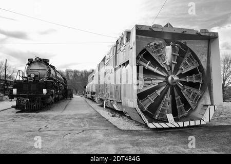 Union Pacific 4-8-8-4 locomotive à vapeur Big Boy #4006 et A. Chasse-neige au Musée national des transports Banque D'Images