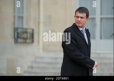 Le ministre français de l'intérieur Manuel Valls quitte l'Elysée à Paris le 7 janvier 2014. Photo de Christophe Guibbbaud/ABACAPRESS.COM Banque D'Images