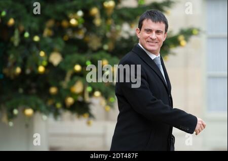 Le ministre français de l'intérieur Manuel Valls quitte l'Elysée à Paris le 7 janvier 2014. Photo de Christophe Guibbbaud/ABACAPRESS.COM Banque D'Images