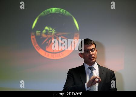Le ministre de l'intérieur Manuel Valls rencontre des policiers lorsqu'il visite la ville occidentale de Rennes, France, le 9 janvier 2014. Photo de Julien Ermine/ABACAPRESS.COM Banque D'Images