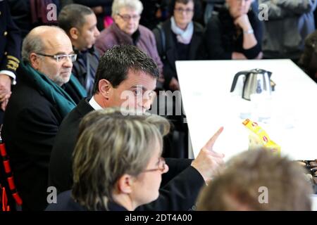 Le ministre de l'intérieur Manuel Valls rencontre des policiers lorsqu'il visite la ville occidentale de Rennes, France, le 9 janvier 2014. Photo de Julien Ermine/ABACAPRESS.COM Banque D'Images