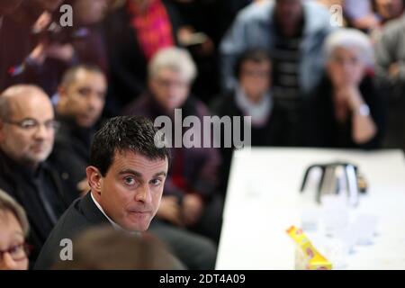 Le ministre de l'intérieur Manuel Valls rencontre des policiers lorsqu'il visite la ville occidentale de Rennes, France, le 9 janvier 2014. Photo de Julien Ermine/ABACAPRESS.COM Banque D'Images