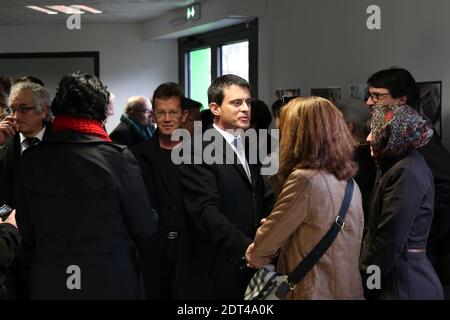 Le ministre de l'intérieur Manuel Valls rencontre des policiers lorsqu'il visite la ville occidentale de Rennes, France, le 9 janvier 2014. Photo de Julien Ermine/ABACAPRESS.COM Banque D'Images