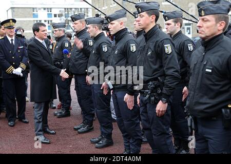 Le ministre de l'intérieur Manuel Valls rencontre des policiers lorsqu'il visite la ville occidentale de Rennes, France, le 9 janvier 2014. Photo de Julien Ermine/ABACAPRESS.COM Banque D'Images
