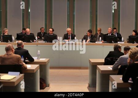 Le ministre de l'intérieur Manuel Valls rencontre des policiers lorsqu'il visite la ville occidentale de Rennes, France, le 9 janvier 2014. Photo de Julien Ermine/ABACAPRESS.COM Banque D'Images
