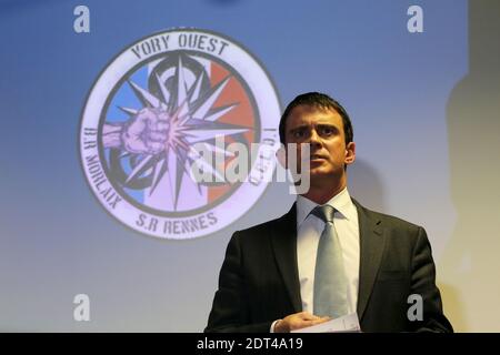 Le ministre de l'intérieur Manuel Valls rencontre des policiers lorsqu'il visite la ville occidentale de Rennes, France, le 9 janvier 2014. Photo de Julien Ermine/ABACAPRESS.COM Banque D'Images