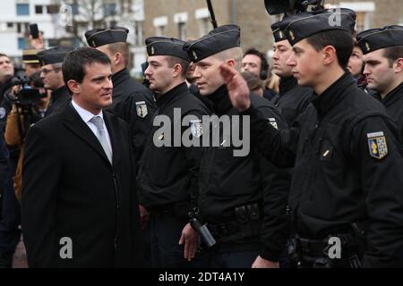 Le ministre de l'intérieur Manuel Valls rencontre des policiers lorsqu'il visite la ville occidentale de Rennes, France, le 9 janvier 2014. Photo de Julien Ermine/ABACAPRESS.COM Banque D'Images
