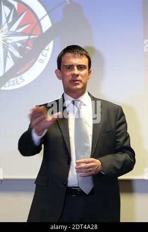 Le ministre de l'intérieur Manuel Valls rencontre des policiers lorsqu'il visite la ville occidentale de Rennes, France, le 9 janvier 2014. Photo de Julien Ermine/ABACAPRESS.COM Banque D'Images