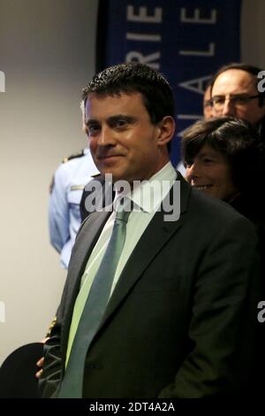 Le ministre de l'intérieur Manuel Valls rencontre des policiers lorsqu'il visite la ville occidentale de Rennes, France, le 9 janvier 2014. Photo de Julien Ermine/ABACAPRESS.COM Banque D'Images