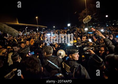 Les personnes rassemblées à la salle de concert du Zénith les huttes et les chants le nom de Dieudonne comme police sont déployées par mesure de précaution à la salle de concert du Zénith à Nantes, dans l'ouest de la France, le 9 janvier 2014. La plus haute cour de France a rétabli une interdiction sur un spectacle de la bande dessinée controversée Dieulonne m'bala m'bala, juste avant qu'il ne soit dû ouvrir. Le ministre de l'intérieur Manuel Valls a appelé le Conseil d'Etat à intervenir quelques minutes après qu'un juge de la ville de Nantes ait renversé l'interdiction. La bande dessinée a sept convictions pour un discours de haine antisémite. Il est déjà arrivé au théâtre de Nantes, où plus de 5,000 p. Banque D'Images