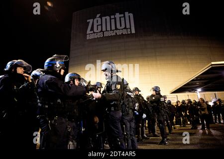 Les personnes rassemblées à la salle de concert du Zénith les huttes et les chants le nom de Dieudonne comme police sont déployées par mesure de précaution à la salle de concert du Zénith à Nantes, dans l'ouest de la France, le 9 janvier 2014. La plus haute cour de France a rétabli une interdiction sur un spectacle de la bande dessinée controversée Dieulonne m'bala m'bala, juste avant qu'il ne soit dû ouvrir. Le ministre de l'intérieur Manuel Valls a appelé le Conseil d'Etat à intervenir quelques minutes après qu'un juge de la ville de Nantes ait renversé l'interdiction. La bande dessinée a sept convictions pour un discours de haine antisémite. Il est déjà arrivé au théâtre de Nantes, où plus de 5,000 p. Banque D'Images