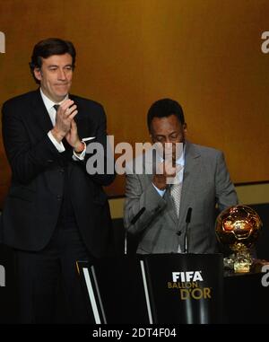 Pele, légende brésilienne du football, pleure lorsqu'il reçoit le prix honoraire FIFA ballon d'Or lors du trophée FIFA ballon d'Or 2013 au Kongresshalle à Zurich, en Suisse, le 13 janvier 2014. Photo de Christian Liewig/ABACAPRESS.COM Banque D'Images