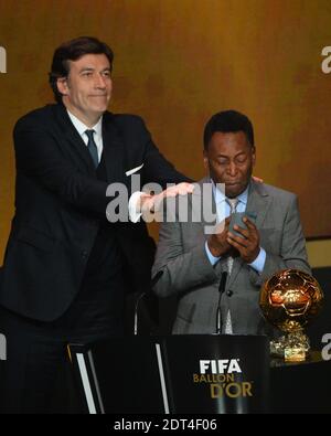 Pele, légende brésilienne du football, pleure lorsqu'il reçoit le prix honoraire FIFA ballon d'Or lors du trophée FIFA ballon d'Or 2013 au Kongresshalle à Zurich, en Suisse, le 13 janvier 2014. Photo de Christian Liewig/ABACAPRESS.COM Banque D'Images