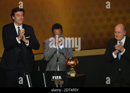 Pele, légende brésilienne du football, pleure lorsqu'il reçoit le prix honoraire FIFA ballon d'Or lors du trophée FIFA ballon d'Or 2013 au Kongresshalle à Zurich, en Suisse, le 13 janvier 2014. Photo de Christian Liewig/ABACAPRESS.COM Banque D'Images