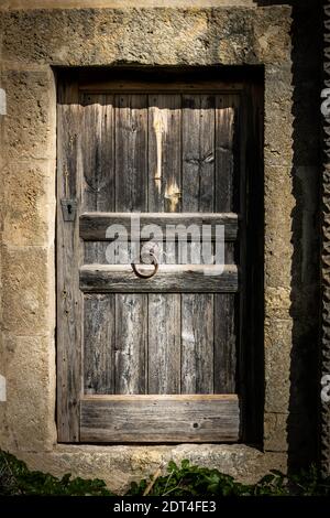 Vue sur la porte fermée en bois de couleur marron Banque D'Images