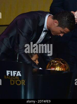 Cristiano Ronaldo du Portugal avec son fils Cristiano Junior recevant le ballon d'or FIFA 2013 de Sepp Blatter, François Moriniere et Pele au Palais des Congrès, Zurich, Suisse, le 13 janvier 2014. Photo de Henri Szwarc/ABACAPRESS.COM Banque D'Images