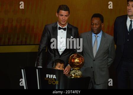 Cristiano Ronaldo du Portugal avec son fils Cristiano Junior recevant le ballon d'or FIFA 2013 de Sepp Blatter, François Moriniere et Pele au Palais des Congrès, Zurich, Suisse, le 13 janvier 2014. Photo de Henri Szwarc/ABACAPRESS.COM Banque D'Images