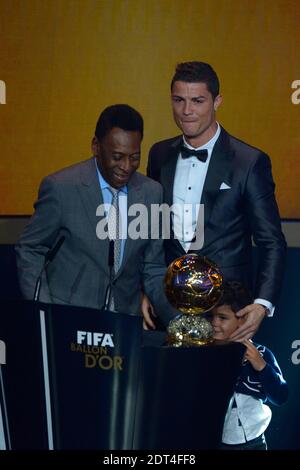 Cristiano Ronaldo du Portugal avec son fils Cristiano Junior recevant le ballon d'or FIFA 2013 de Sepp Blatter, François Moriniere et Pele au Palais des Congrès, Zurich, Suisse, le 13 janvier 2014. Photo de Henri Szwarc/ABACAPRESS.COM Banque D'Images