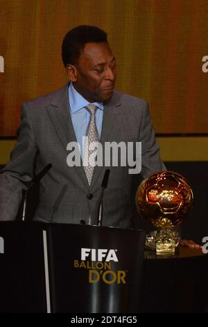 Pele recevant un bal d'or honoraire lors du Gala du bal d'or de la FIFA 2013 au Congress House, Zurich, Suisse, le 13 janvier 2014. Photo de Henri Szwarc/ABACAPRESS.COM Banque D'Images