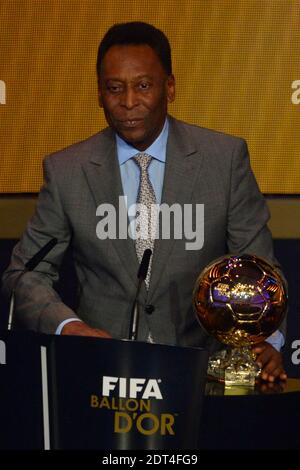 Pele recevant un bal d'or honoraire lors du Gala du bal d'or de la FIFA 2013 au Congress House, Zurich, Suisse, le 13 janvier 2014. Photo de Henri Szwarc/ABACAPRESS.COM Banque D'Images