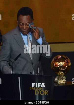 Pele recevant un bal d'or honoraire lors du Gala du bal d'or de la FIFA 2013 au Congress House, Zurich, Suisse, le 13 janvier 2014. Photo de Henri Szwarc/ABACAPRESS.COM Banque D'Images