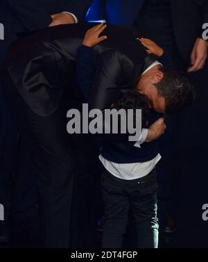 Cristiano Ronaldo du Portugal avec son fils Cristiano Junior recevant le ballon d'or FIFA 2013 de Sepp Blatter, François Moriniere et Pele au Palais des Congrès, Zurich, Suisse, le 13 janvier 2014. Photo de Henri Szwarc/ABACAPRESS.COM Banque D'Images