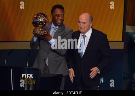 Pele recevant un bal d'or honoraire lors du Gala du bal d'or de la FIFA 2013 au Congress House, Zurich, Suisse, le 13 janvier 2014. Photo de Henri Szwarc/ABACAPRESS.COM Banque D'Images