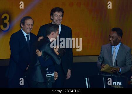 Cristiano Ronaldo du Portugal avec son fils Cristiano Junior recevant le ballon d'or FIFA 2013 de Sepp Blatter, François Moriniere et Pele au Palais des Congrès, Zurich, Suisse, le 13 janvier 2014. Photo de Henri Szwarc/ABACAPRESS.COM Banque D'Images