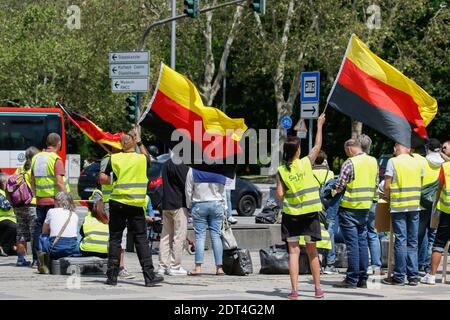 Wiesbaden, Allemagne. 25 mai 2019. Vague protestataire drapeaux allemands à l'envers, un symbole de l'Reichsburgerbewegung ('Reich mouvement citoyen'), qui rejettent l'Etat allemand moderne. En vertu de l'aile droite de 100 manifestants ont défilé avec jaune grâce à Wiesbaden, pour protester contre le gouvernement allemand. Ils ont été confrontés par de petites mais bruyant à l'encontre de protestation. Banque D'Images