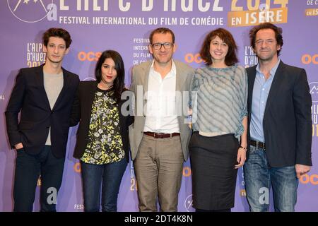 Pierre Niney, Leila Bekhti, Dany Boon, Valerie Bonneton et Stephane de Groodt lors de la cérémonie d'ouverture du 17e Festival du film de Comedy de l'Alpe d'Huez, qui s'est tenue à l'Alpe d'Huez, en France, le 15 janvier 2014. Photo de Nicolas Briquet/ABACAPRESS.COM Banque D'Images