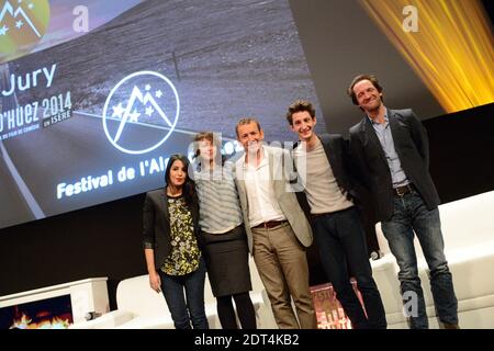 Leila Bekhti, Valerie Bonneton, Dany Boon, Pierre Niney et Stephane de Groodt lors de la cérémonie d'ouverture du 17e Festival du film de la Comédie de l'Alpe d'Huez qui s'est tenue à l'Alpe d'Huez, en France, le 15 janvier 2014. Photo de Nicolas Briquet/ABACAPRESS.COM Banque D'Images