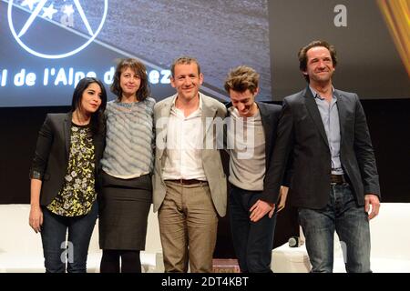 Leila Bekhti, Valerie Bonneton, Dany Boon, Pierre Niney et Stephane de Groodt lors de la cérémonie d'ouverture du 17e Festival du film de la Comédie de l'Alpe d'Huez qui s'est tenue à l'Alpe d'Huez, en France, le 15 janvier 2014. Photo de Nicolas Briquet/ABACAPRESS.COM Banque D'Images