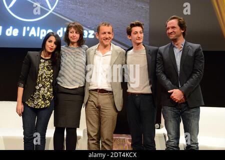 Leila Bekhti, Valerie Bonneton, Dany Boon, Pierre Niney et Stephane de Groodt lors de la cérémonie d'ouverture du 17e Festival du film de la Comédie de l'Alpe d'Huez qui s'est tenue à l'Alpe d'Huez, en France, le 15 janvier 2014. Photo de Nicolas Briquet/ABACAPRESS.COM Banque D'Images