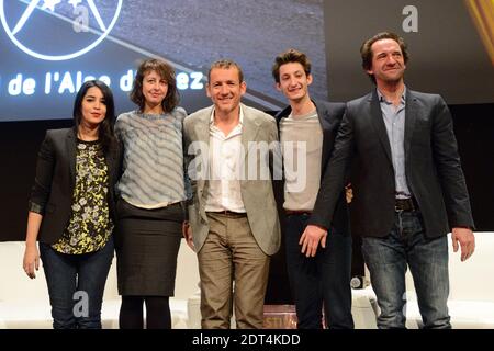 Leila Bekhti, Valerie Bonneton, Dany Boon, Pierre Niney et Stephane de Groodt lors de la cérémonie d'ouverture du 17e Festival du film de la Comédie de l'Alpe d'Huez qui s'est tenue à l'Alpe d'Huez, en France, le 15 janvier 2014. Photo de Nicolas Briquet/ABACAPRESS.COM Banque D'Images