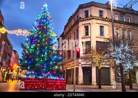 Dublin, Irlande - 19 décembre 2020 : lumières festives d'un magnifique arbre de Noël sur la rue O'Connell et la rue Henry en début de matinée Banque D'Images