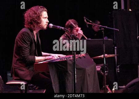 Julien Dore se produit lors d'un concert privé tenu au théâtre de l'Amuse à le Cres, France, le 15 janvier 2014. Photo de Pascal Parrot/ABACAPRESS.COM Banque D'Images