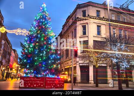 Dublin, Irlande - 19 décembre 2020 : lumières festives d'un magnifique arbre de Noël sur la rue O'Connell et la rue Henry en début de matinée Banque D'Images