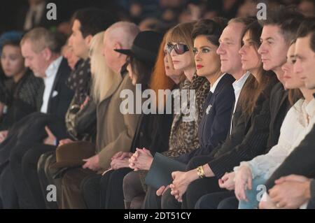 Salma Hayek, Anna Wintour, Juliette Greco, Francois-Henri Pinault, Etienne Daho et Elodie Bouchez au premier rang de la collection hommes de Saint Laurent automne-hiver 2014/2015 tenue au Musée des Invalides, à Paris, en France, le 19 janvier 2014. Photo de Christophe Guibbbaud/ABACAPRESS.COM Banque D'Images