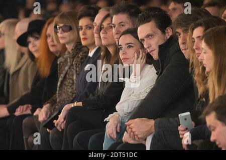 Salma Hayek, Anna Wintour, Juliette Greco, Francois-Henri Pinault, Etienne Daho et Elodie Bouchez au premier rang de la collection hommes de Saint Laurent automne-hiver 2014/2015 tenue au Musée des Invalides, à Paris, en France, le 19 janvier 2014. Photo de Christophe Guibbbaud/ABACAPRESS.COM Banque D'Images