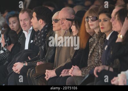 Salma Hayek, Anna Wintour, Juliette Greco, Francois-Henri Pinault, Etienne Daho et Elodie Bouchez au premier rang de la collection hommes de Saint Laurent automne-hiver 2014/2015 tenue au Musée des Invalides, à Paris, en France, le 19 janvier 2014. Photo de Christophe Guibbbaud/ABACAPRESS.COM Banque D'Images