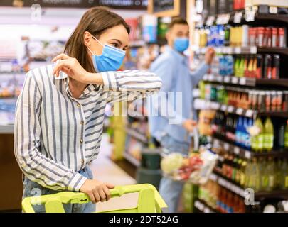 Une femme malade toussant à Elbow, Guy la regardant Banque D'Images