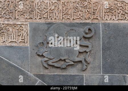 Combat de lion contre taureau sculpté sur le mur de la mosquée Ulu à Diyarbakir, Turquie Banque D'Images