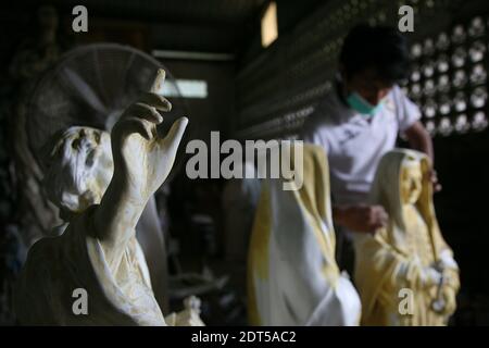 Tangerang, Indonésie. 21 décembre 2020. Les artisans complètent le processus de fabrication de statues spirituelles à l'atelier de la Collection Algon, Serpong, Tangerang, South, Banten. La demande de commandes pour des statues spirituelles faites de résine de fibre au milieu de la pandémie de Covid-19 a doublé par rapport aux jours habituels qui ont précédé la célébration du jour de Noël. (Photo de Kuncoro Widyo Rumpoko/Pacific Press) crédit: Pacific Press Media production Corp./Alay Live News Banque D'Images