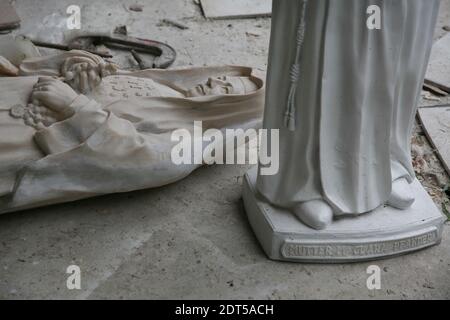 Tangerang, Indonésie. 21 décembre 2020. Statues spirituelles dans Algon Collection atelier, Serpong, Tangerang, Sud, Banten. La demande de commandes pour des statues spirituelles en résine de fibre au milieu de la pandémie de Covid-19 a doublé, passant des jours normaux jusqu'aux célébrations du jour de Noël. (Photo de Kuncoro Widyo Rumpoko/Pacific Press) crédit: Pacific Press Media production Corp./Alay Live News Banque D'Images