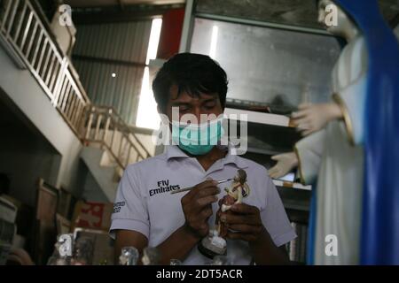 Tangerang, Indonésie. 21 décembre 2020. Les artisans complètent le processus de fabrication de statues spirituelles à l'atelier de la Collection Algon, Serpong, Tangerang, South, Banten. La demande de commandes pour des statues spirituelles faites de résine de fibre au milieu de la pandémie de Covid-19 a doublé par rapport aux jours habituels qui ont précédé la célébration du jour de Noël. (Photo de Kuncoro Widyo Rumpoko/Pacific Press) crédit: Pacific Press Media production Corp./Alay Live News Banque D'Images