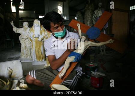 Tangerang, Indonésie. 21 décembre 2020. Les artisans complètent le processus de fabrication de statues spirituelles à l'atelier de la Collection Algon, Serpong, Tangerang, South, Banten. La demande de commandes pour des statues spirituelles faites de résine de fibre au milieu de la pandémie de Covid-19 a doublé par rapport aux jours habituels qui ont précédé la célébration du jour de Noël. (Photo de Kuncoro Widyo Rumpoko/Pacific Press) crédit: Pacific Press Media production Corp./Alay Live News Banque D'Images