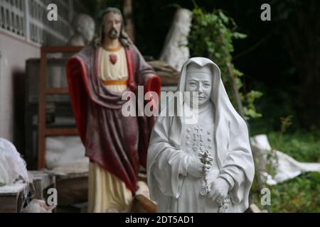 Tangerang, Indonésie. 21 décembre 2020. Statues spirituelles dans Algon Collection atelier, Serpong, Tangerang, Sud, Banten. La demande de commandes pour des statues spirituelles en résine de fibre au milieu de la pandémie de Covid-19 a doublé, passant des jours normaux jusqu'aux célébrations du jour de Noël. (Photo de Kuncoro Widyo Rumpoko/Pacific Press) crédit: Pacific Press Media production Corp./Alay Live News Banque D'Images